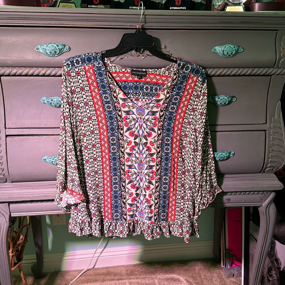 Trendy beautiful top with 3/4 sleeves! Like new!